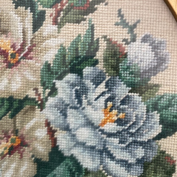 Vintage Needlework flowers in golden worked wood frame - Picture 4 of 16